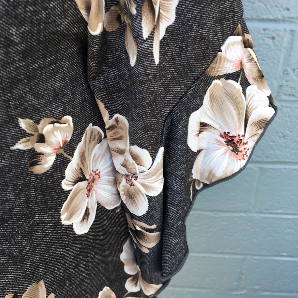 Expresso Gray Cream Flowers Blouse NWOT - Picture 5 of 7